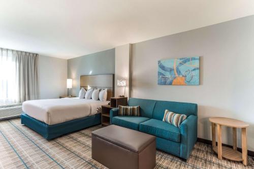 默夫里斯伯勒MainStay Suites Murfreesboro的酒店客房,配有床和蓝色的沙发