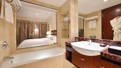 上海上海国际贵都大饭店的一间带水槽和大镜子的浴室