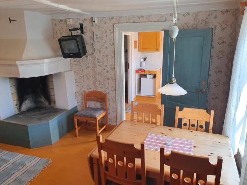 LövångerLövånger Kyrkstad的客厅配有餐桌和壁炉