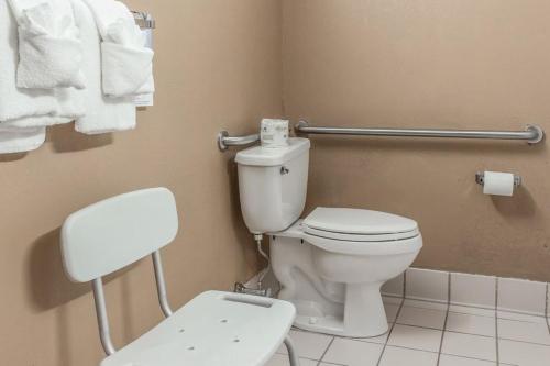 斯特劳兹堡FairBridge Inn & Suites Poconos的一间带卫生间、椅子和毛巾的浴室