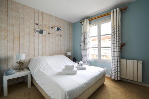 圣马丹德雷Sur l'ilot, au centre du port, vue UNIQUE !的卧室配有白色的床和窗户。