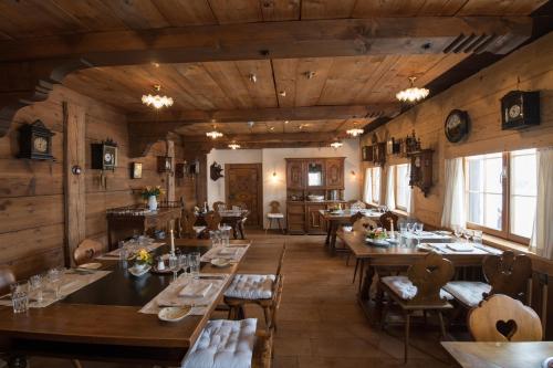 坎德施泰格蓝加索夫卢迪豪斯酒店的餐厅拥有木墙和桌椅