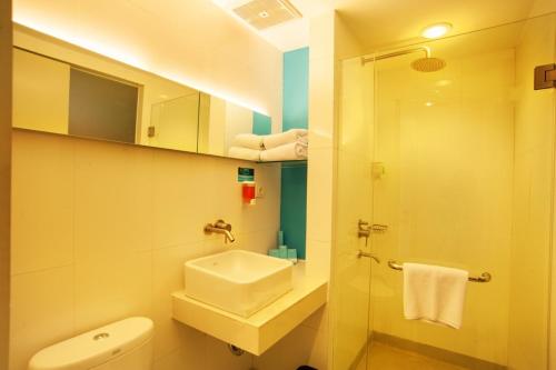 龙目岛爱多普酒店的一间浴室