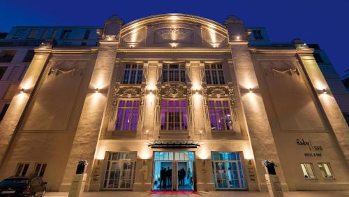 维也纳红宝石苏菲维也纳酒店 的一座在晚上有灯的大建筑