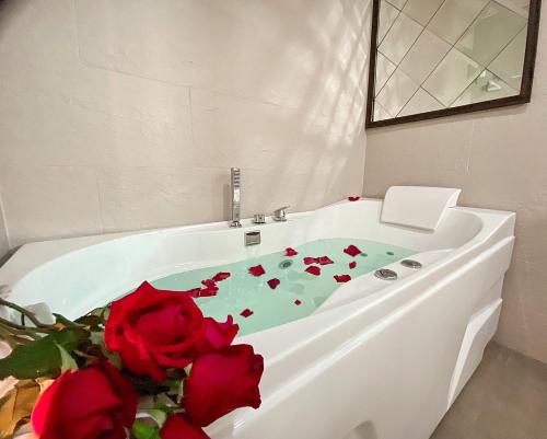 清迈DE LUXE BOUTIQUE & rooftop的浴缸里坐着红玫瑰