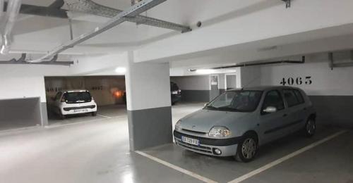 库尔布瓦Apartment at Paris-Defense Arena Free parking by Servallgroup的停放在停车库的小型汽车