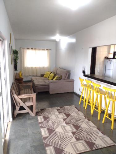 圣佩德罗-达阿尔德亚Apartamento Cobertura的带沙发和黄色椅子的客厅