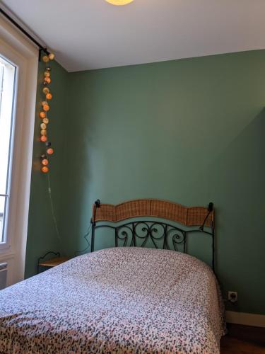 巴黎Private acces to the all flat. Charming Parisian.的一间卧室配有一张带绿色墙壁的床