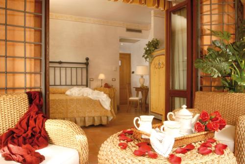 格罗塔费拉塔拉洛坎达戴切卡酒店的一间带床和镜子的客厅