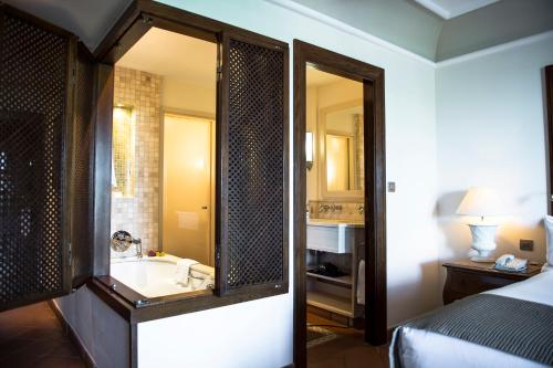 托雷帕切科Ona Mar Menor Golf & Spa的酒店客房设有带水槽的浴室和一张床