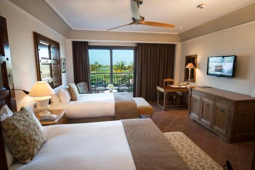 托雷帕切科Ona Mar Menor Golf & Spa的酒店客房设有两张床和电视。