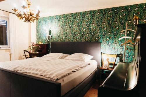 巴特菲尔伯尔Tante Berg B&B的一间卧室设有一张床和绿色的墙壁