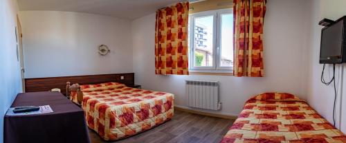 沙托鲁博伊查特斯涛特尔酒店的一间卧室设有两张床、一台电视和一扇窗户。