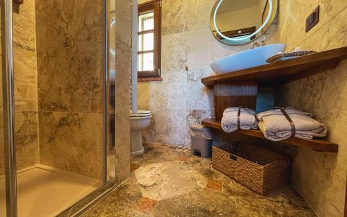 托里塔迪谢纳La Torre的带淋浴、盥洗盆和卫生间的浴室