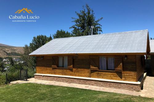埃斯克尔Cabaña Lucio的庭院中带金属屋顶的小木屋