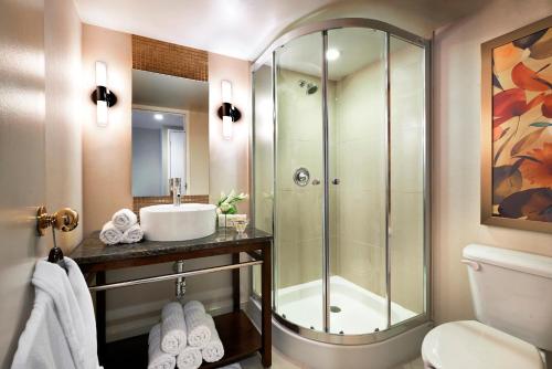哈利法克斯乔治王子酒店 的带淋浴和盥洗盆的浴室