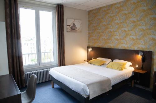 布雷斯特贝尔维尤酒店的一间卧室设有一张床和一个大窗户