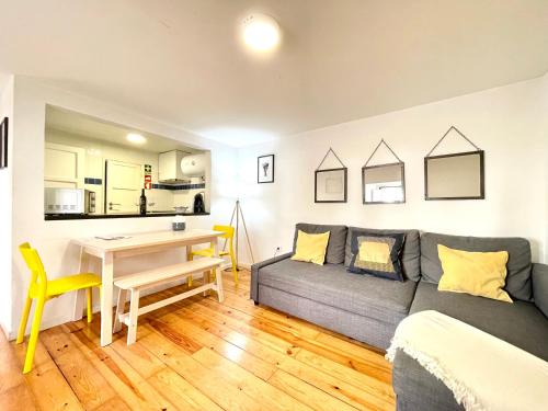里斯本阿尔法玛中心公寓的客厅配有沙发和桌子