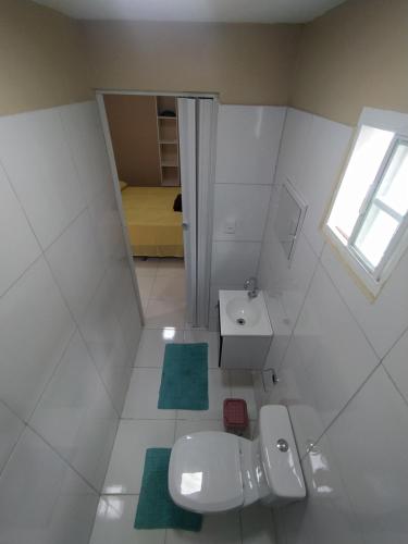 博阿维斯塔Container LB PONU的一间带水槽和卫生间的小浴室
