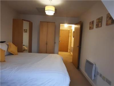北安普敦Apartment D505的卧室配有白色的床和电视