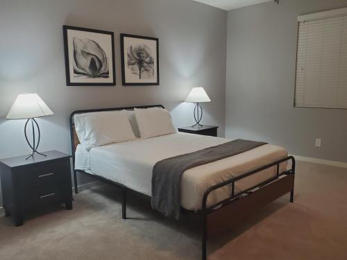 凤凰城Adventure Short Term Stays - Southgate Ave的一间卧室配有一张带两盏灯的床。