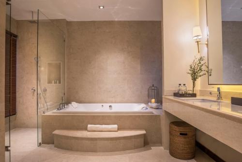 华欣V别墅酒店的一间浴室