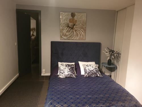 圣莫代福塞Room in Guest room - Quiet independent room的一间卧室配有蓝色的床、枕头和绘画