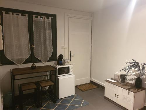 圣莫代福塞Room in Guest room - Quiet independent room的一间带炉灶和微波炉的小厨房