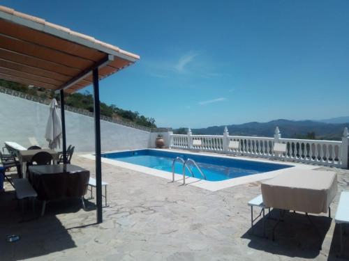 拉霍亚Casa Rural La Higuera 2的一个带游泳池和庭院的别墅