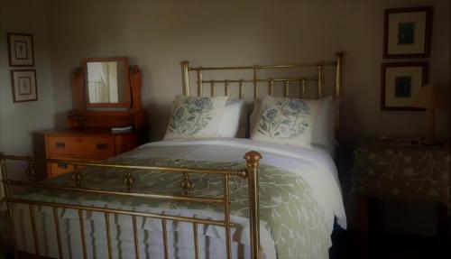 惠灵顿La Rochelle的一间卧室配有一张带白色和蓝色枕头的床