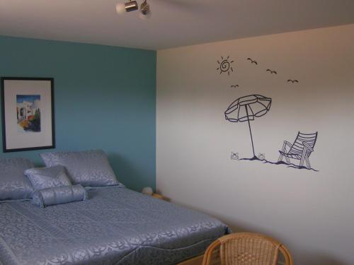 希迪亚克诺瓦克自己的住宿加早餐旅馆的一间卧室配有一张床、一把遮阳伞和椅子