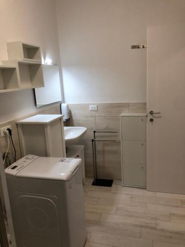 博洛尼亚Appartamento House Apartment Tabe Centro Bologna的小型浴室设有洗衣机和水槽。