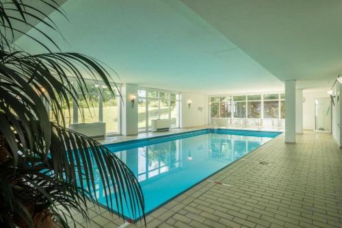 申瓦尔德Apartment 365 mit Sauna, Schwimmbad und Fitness的一座大游泳池