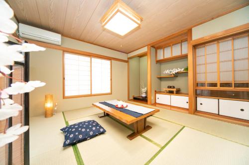 IkuhaAwaji Seaside Resort in Ikuha的日式客房配有桌子和长凳