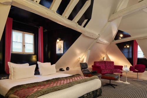 Hôtel du Petit Moulin, Haute Couture hotel by Lacroix客房内的一张或多张床位