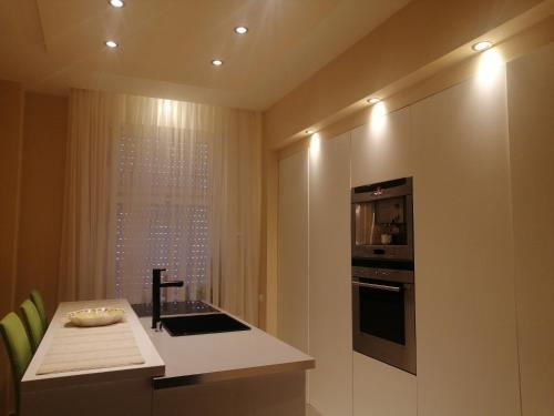 凯尔克拉High guests comfort and satisfaction in 2 double bedrooms with private bathroom的厨房配有柜台、炉灶和微波炉。