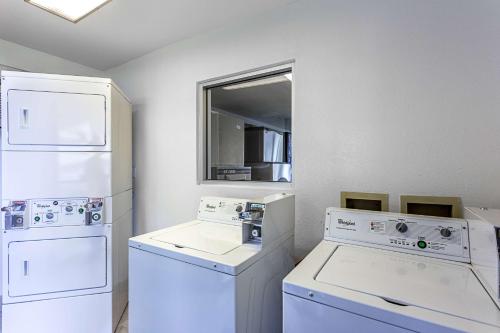 安大略Motel 6 Ontario, OR的洗衣房配有白色家电和窗户