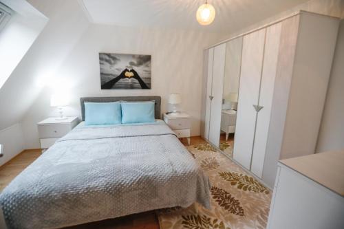特里贝格Turis Ferienwohnung 65-4的一间卧室配有一张带蓝色枕头的大床
