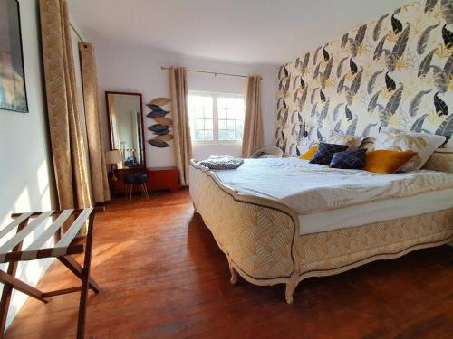 新堡Apartment Picasso in großem Park mit geheiztem Pool的一间卧室设有一张大床,铺有木地板