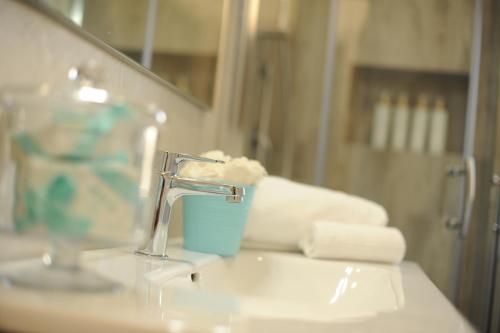 布多尼Residence SardegnaSummer Li Mori的浴室水槽设有水龙头和镜子