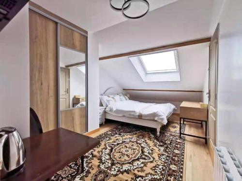 迈松阿尔福La Maison Charentonneau的一间卧室配有一张床和镜子