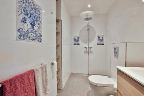 Drogehamde Buwepleats的一间带卫生间和水槽的浴室