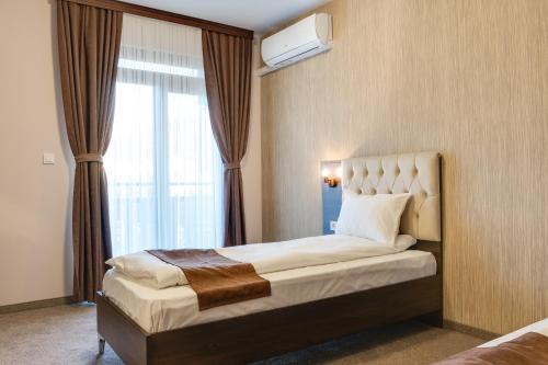 基尔科沃Family Hotel LILIUM的酒店客房设有床和窗户。