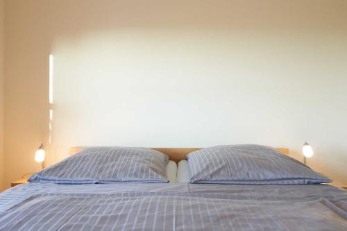 北滩岛Suedwind的床上有2个蓝色枕头