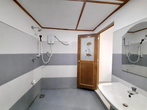 锡吉里亚Sigiri Sandilu Homestay的一间带水槽和镜子的浴室