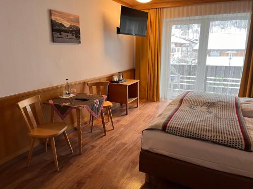 雷特温克尔洛温酒店 的酒店客房设有一张床铺、一张桌子和一间用餐室。