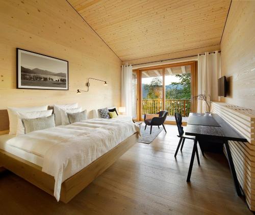 泰根塞达斯泰根塞酒店的一间卧室配有一张床、一张书桌和一个窗户。