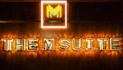 朱菲尔The M Suite的 ⁇ 虹灯的标志,它表示未来在火焰中