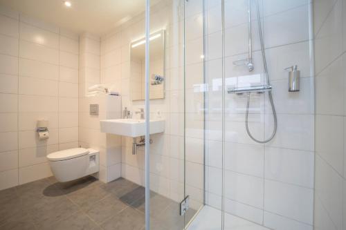 法尔肯堡法尔肯堡弗莱彻酒店的带淋浴、卫生间和盥洗盆的浴室