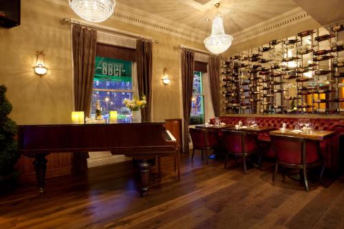 都柏林哈考特酒店的一间酒吧房间中带钢琴的餐厅